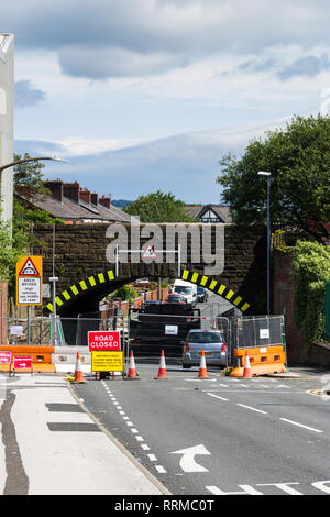 Niedrige Bahn overbridge auf Weston Street, Bolton, voll und ganz auf den Straßenverkehr für Reparaturarbeiten geschlossen über mehrere Wochen im Sommer 2017. Stockfoto