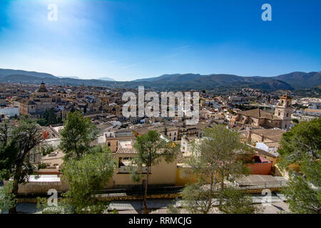 Caravaca de la Cruz, Murcia, Spanien; Februar 2017: Blick auf die Dächer von der Wand der Kathedrale von Caravaca de la Cruz in der Provinz Murcia Stockfoto