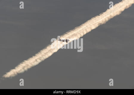 Jet Airliner Flugzeug vom Flughafen London Heathrow, Großbritannien, mit airline Kondensstreifen Überquerung der Dämmerung Morgenhimmel. Flug Abflug Stockfoto
