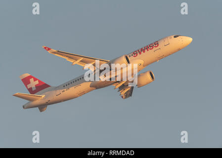 Swiss International Air Lines Airbus A220-300 Jet Airliner Flugzeug HB-Spbn vom London Heathrow Flughafen, Großbritannien. Flug Abflug Stockfoto