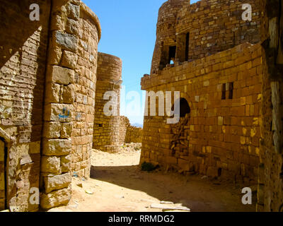 Stadt Sana'a, Straßen und Gebäuden der Stadt im Jemen, Sehenswürdigkeiten und Architektur des Nahen Ostens. Stockfoto