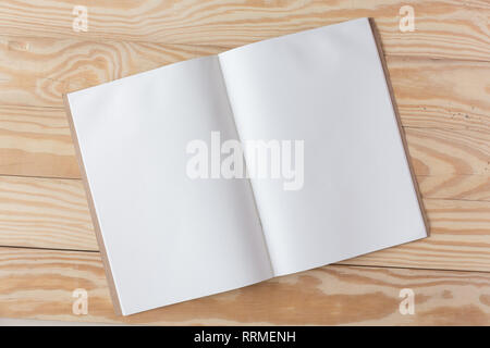 Abstrakte Leer ein Weißbuch über Holz- table top Hintergrund Konzept für leere Schreiben business Blatt, normales Mock up Bildung Vorlage, Flyer. Stockfoto