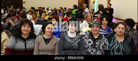 New York City, USA. 24 Feb, 2019. Gemeinde Ohr Natan von Rego Park, Queens, feierte den 20. Jahrestag seiner Veröffentlichung in russischer Sprache, druschba, der größten Mizrahi-Veröffentlichung in den USA, mit Reden und Unterhaltungsprogramm in der Gemeinschaft Queens Boulevard Hauptquartier. Unter den Verfechtern Gegenwart des US-Kongresses Vertreter Gnade Meng waren, und Linda Spiegel der Margaret Tietz Pflege & Rehabilitation Center in Forest Hills. Credit: Andy Katz/Pacific Press/Alamy leben Nachrichten Stockfoto