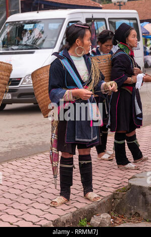 Eine lokale Hmong Frau in traditioneller Kleidung steht weben Seil, Sa Pa, Vietnam Stockfoto