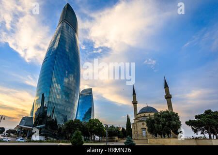 Moschee der Märtyrer und moderne Glas central business district Wolkenkratzer in den Sonnenuntergang, Baku, Aserbaidschan Stockfoto