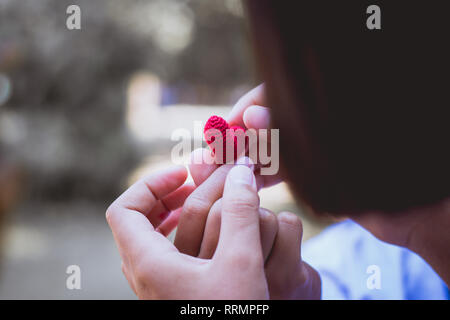 Herz in der Hand der Mädchen stricken. Stockfoto