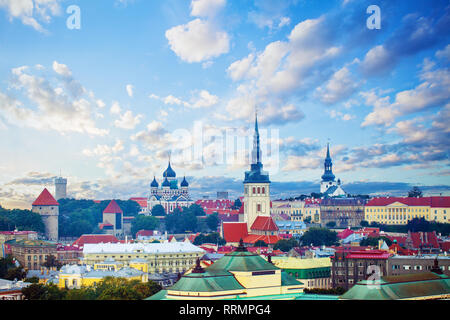 Tallinn, Estland. Stadtbild die Skyline der Altstadt von touristischen Stadt Tallinn. Roten Dächer und bunten bewölkten Himmel. Tallinn Sehenswürdigkeiten in der baltischen Region. Medie Stockfoto