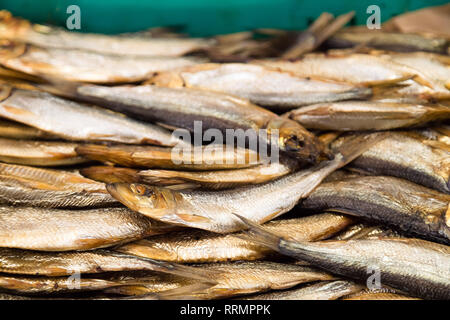 Geräucherter Fisch, der für den Verkauf auf dem Fischmarkt. Rauchen am Räucherei, köstliche Vorspeise Stockfoto