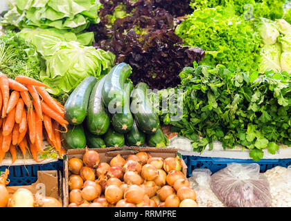 In der Nähe von frischem, organisches Gemüse für den Verkauf am Markt. Rote Beete, Karotten, Kopfsalat, Kohl, Gurken, Zucchini, Zwiebeln. Stockfoto