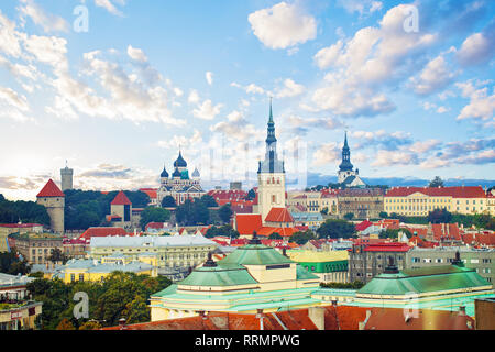 Tallinn, Estland. Stadtbild die Skyline der Altstadt von touristischen Stadt Tallinn. Roten Dächer und bunten bewölkten Himmel. Tallinn Sehenswürdigkeiten in der baltischen Region. Medie Stockfoto