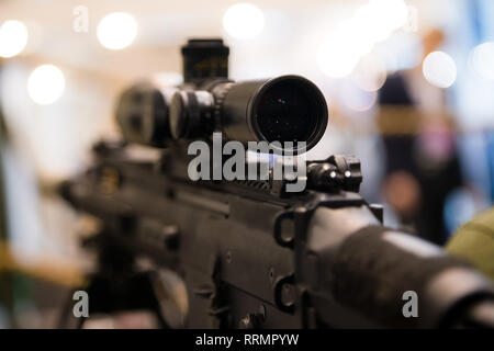 Junge Soldat mit Maschinengewehr am Ziel während der militärischen Ausbildung in Kadettenkorps. Cadet Corps - erste militärische Ausbildung Schule mit der Vollpension Stockfoto