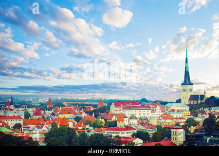 Luftbild der Altstadt in einem schönen Sommertag. Skyline Skyline von Tallinn, Estland. Mittelalterliche Altstadt, St. Olaf Baptist Church, Stockfoto