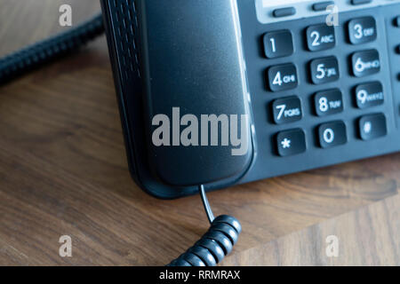 Büro Telefon auf Holz Tisch Konsole Stockfoto