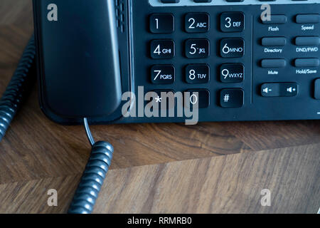 Büro Telefon auf Holz Tisch Konsole Stockfoto