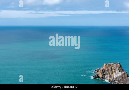 Schöne unglaublich blaue Meer Ozean Wasser und saubere weiße Wolke Himmel. Robuste steilen Felsen Rock Island am Rande des ruhigen Ozean Stockfoto