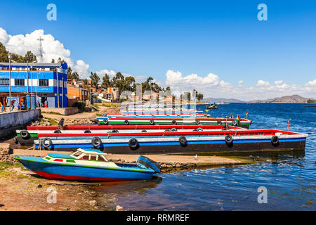 Lange bunte Passagier Fähren auf der Küste von Titicaca, Straße von Tiquina, Tiquina, Bolivien, Südamerika Stockfoto