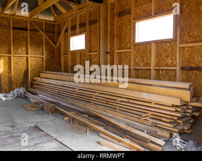 Frame Haus von Holz. Bauholz im Stapel Stockfoto