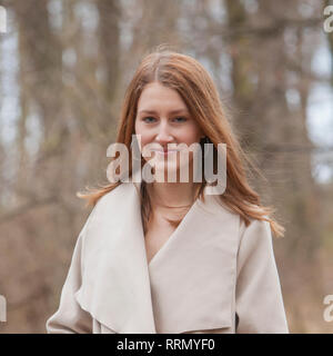 Porträt von einem schönen Mädchen im Teenageralter in der Natur, im Wald im Herbst. Stockfoto