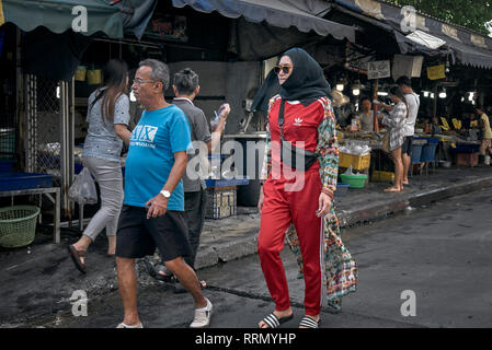 Arabische Paar Einkaufen an einem Thailand Street Market Stockfoto