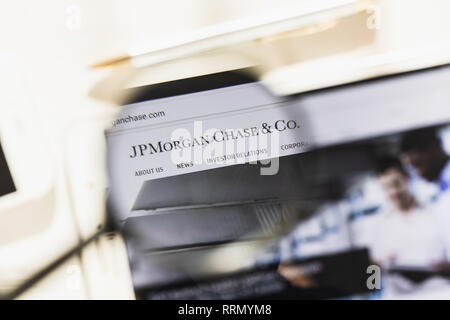 New York, USA - 27. Februar 2019: JPMorgan Chase Co. Offizielle Website Homepage unter Lupe. Konzept JPMorgan Chase Co Logo sichtbar Stockfoto