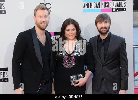 LOS ANGELES, Ca - 24. NOVEMBER: Sänger Charles Kelley, Hillary Scott und Dave Haywood von Lady Antebellum die 2013 American Music Awards teilnehmen am 24. November 2013 im Nokia Theatre L.A. Leben in Los Angeles, Kalifornien. Foto von Barry King/Alamy Stock Foto Stockfoto