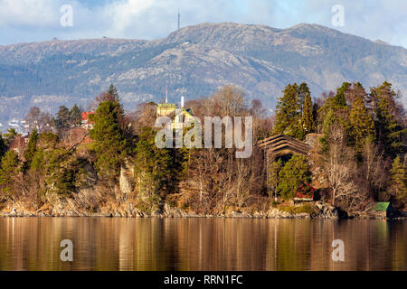 Blick über den See in Richtung Nordaasvannet Troldhaugen und Edvard Griegs home. Byfjellene ("Stadt der Berge) im Hintergrund. Bergen, Norwegen eine APERE Stockfoto