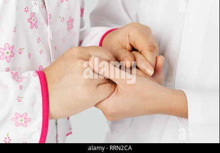 Arzt hilft Patienten Stockfoto