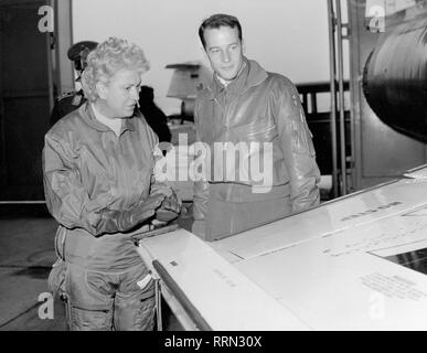 Cochran, Jacqueline "Jackie", 11.5.1906 - 9.8.1980, Amerikanische Fliegerin, halbe Länge, mit einem Offizier der Deutschen Luftwaffe (US Air Force) an der Rückseite des Lockheed F-104G Starfighter, Anfang der 60er Jahre - Additional-Rights Clearance-Info - Not-Available Stockfoto