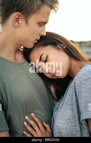 Liebevolle junge Frau ihrem Freund umarmen von Hafen Stockfoto