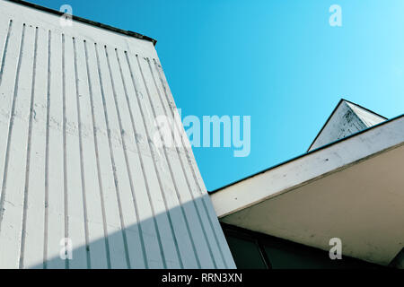 Abstrakte Details der Architektur aus den 80er Jahren in Osteuropa gegen den blauen Himmel Stockfoto