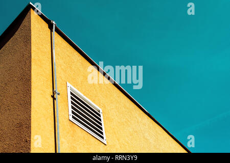 Abstrakte Details der Architektur aus den 80er Jahren in Osteuropa gegen den blauen Himmel Stockfoto