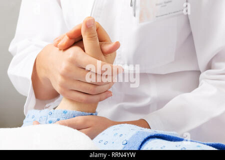 Die Unterstützung der leitenden Hand Stockfoto