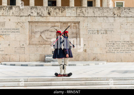 Athen, Griechenland - November 1, 2017: Ändern der Präsidentengarde (die so genannte "Evzones') Vor dem Denkmal des unbekannten Soldaten, nächste Stockfoto