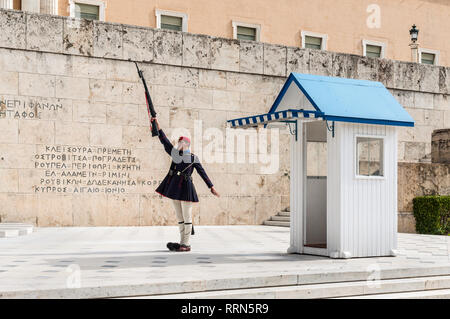 Athen, Griechenland - November 1, 2017: Ändern der Präsidentengarde (die so genannte "Evzones') Vor dem Denkmal des unbekannten Soldaten, nächste Stockfoto