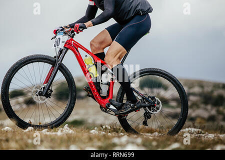 Nahaufnahme der Radprofi Berg Rennen auf Mountainbike Stockfoto