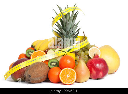 Maßband und gemischtes Obst Stockfoto