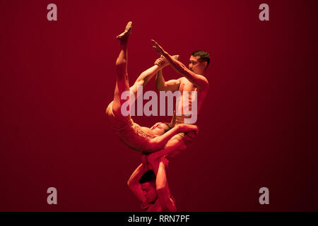 Akrobaten vom neuen Shanghai Circus durchgeführt erstaunliche Meisterstücke der Präzision, Kraft und Balance - in diesem Fall mit Kugeln, dass Sie von der o übergeben Stockfoto