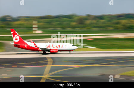 Flugzeuge Boeing 737-76 J AirBerlin Fluggesellschaft, die auf der Landebahn des Flughafens vor Abflug Stockfoto