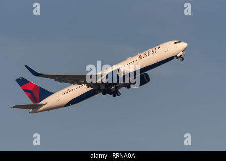 Delta Air Lines Boeing 767 Jet Airliner Flugzeug N1605 startet vom Flughafen London Heathrow, Großbritannien. Abflug der Fluggesellschaft Stockfoto