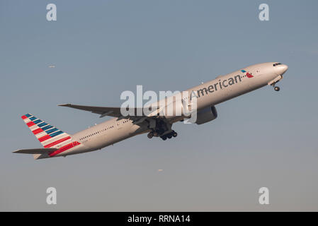 American Airlines Boeing 777 Jet Airliner Ebene N 724 eine vom London Heathrow Flughafen, Großbritannien. Flug Abflug Stockfoto
