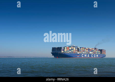 The Giant, CMA CGM LOUIS BLERIOT, 400 Meter, Ultra-Large, Containerschiff, nähert sich dem Hafen von Southampton, Großbritannien. Stockfoto