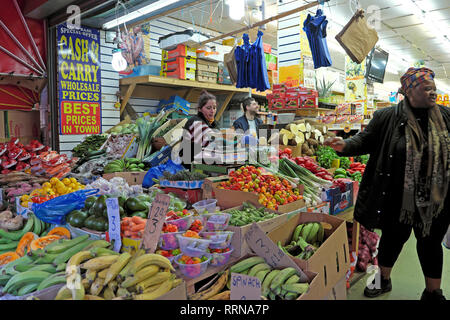 Brixton Street Market Shop Verkauf von Obst und Gemüse in Electric Avenue Brixton London SW9 England UK KATHY DEWITT Stockfoto