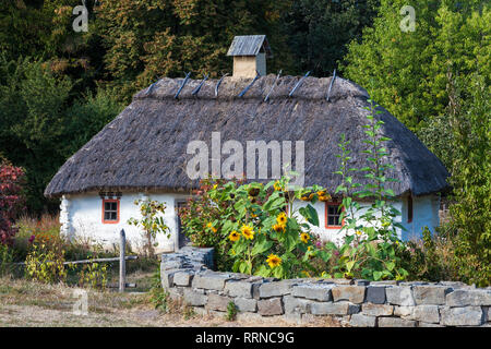 Retro ukrainischen Cottage mit Reetdach Pirogowo Dorf, Kiew, Ukraine. Stockfoto