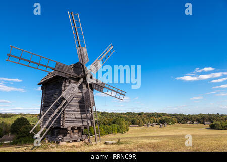 Windmühle in Pirogowo Dorf in der Nähe von Kiew, Ukraine. Stockfoto