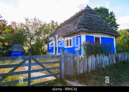 Traditionelle ukrainische Cottage mit Reetdach Pirogowo Dorf, Kiew, Ukraine. Stockfoto