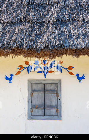 Geschlossen vintage Fenster der alten ukrainischen Haus mit Strohdach. Stockfoto