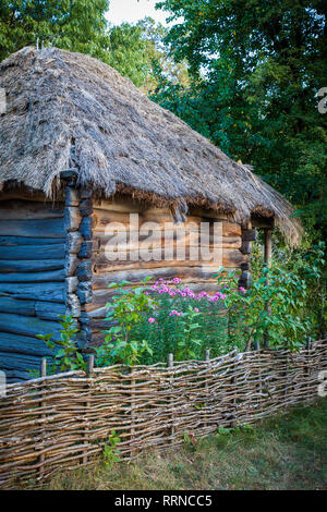 Detail der Holz- Retro ukrainischen Cottage mit Strohdach. Stockfoto