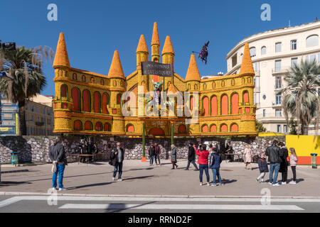 Riesige Skulptur von Zitronen und Orangen am jährlichen Menton Lemon Festival im französischen Riviera gemacht Stockfoto