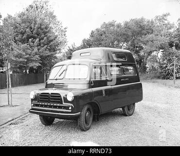 1956 Bedford CA van Hochdach Umwandlung in Krankenwagen von Martin Walter Ltd (Folkestone) - Vorläufer der Dormobile Ltd. Stockfoto