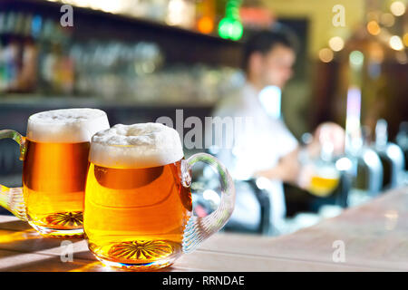 Zwei Gläser Bier in der Kneipe. Stockfoto